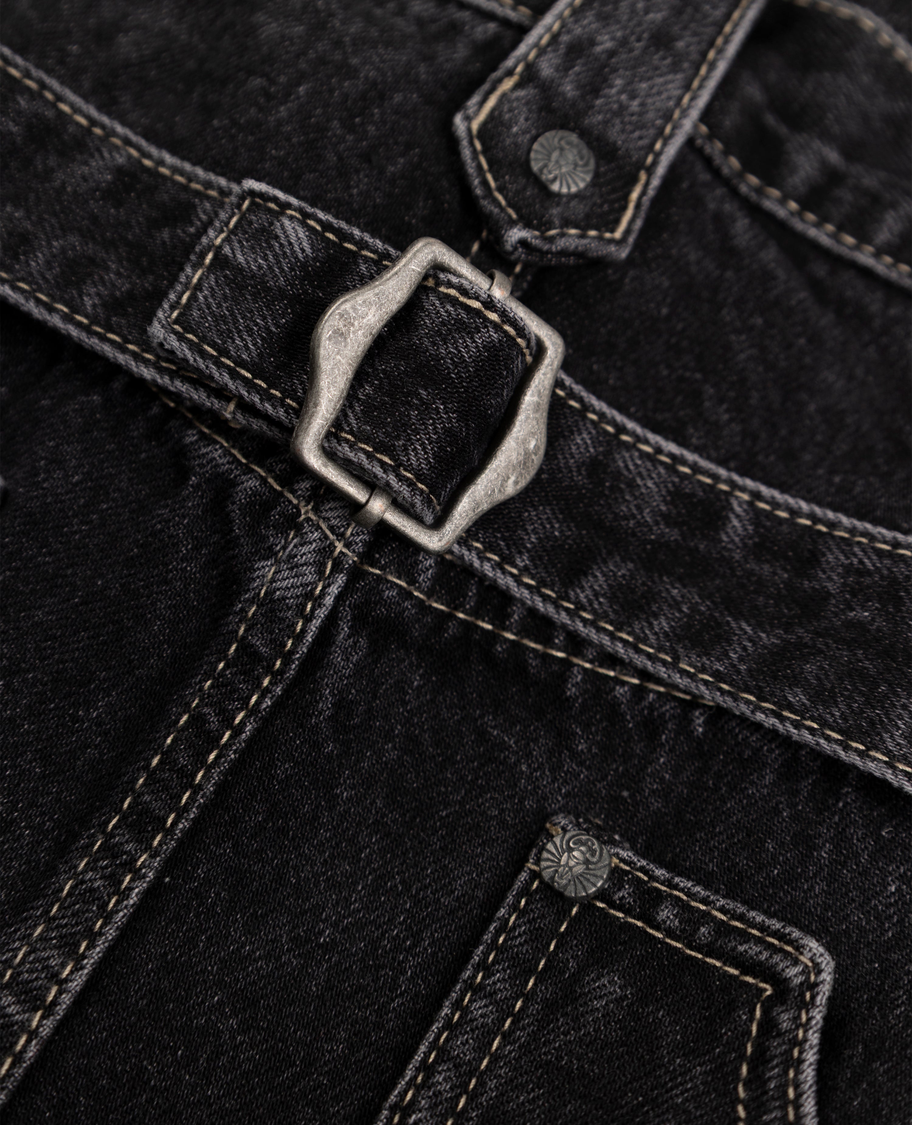 BLACK KNUCKLE LOOSE-FIT DENIM